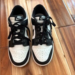 Nike Men's Black and White Sneakers with crease guard inside!